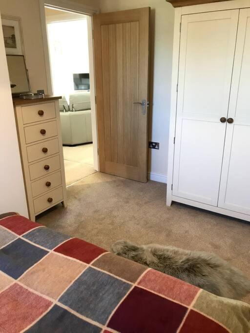 Lovely Two Bedroom Bungalow With Hot Tub Yeovil Exterior foto