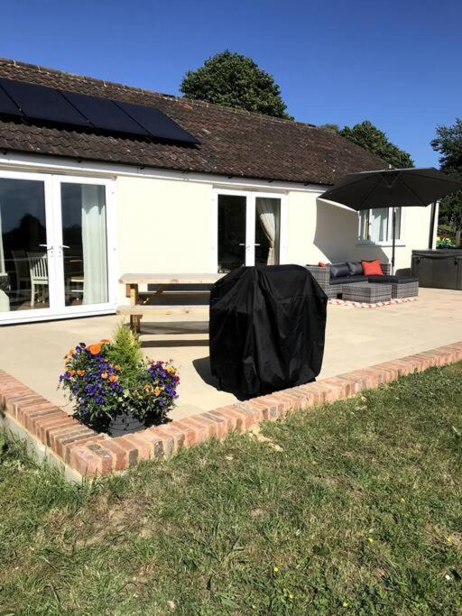 Lovely Two Bedroom Bungalow With Hot Tub Yeovil Exterior foto