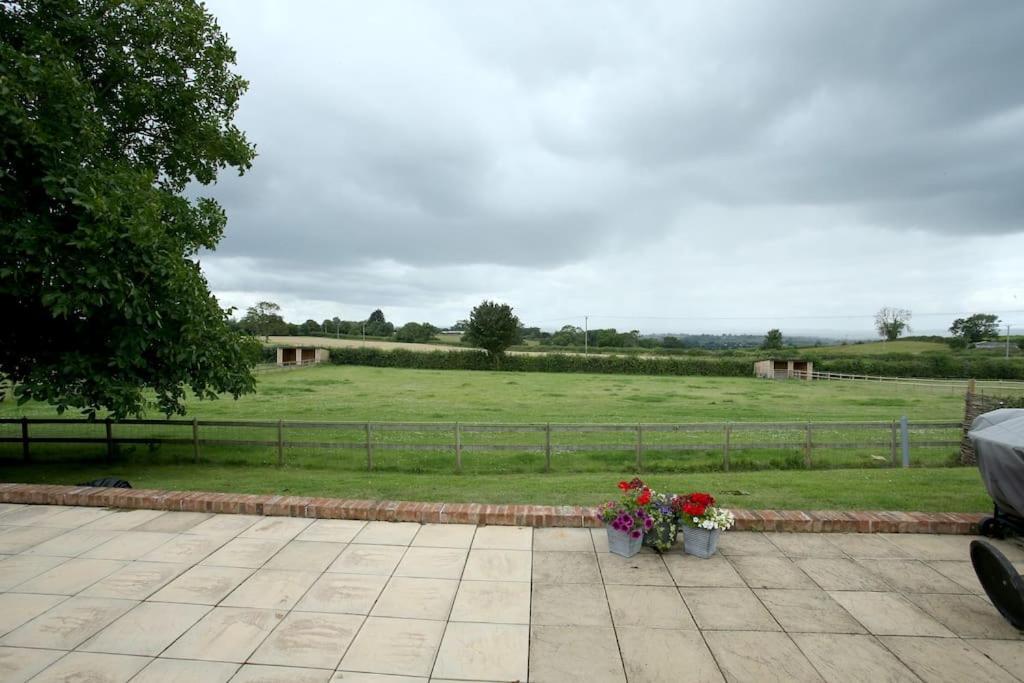 Lovely Two Bedroom Bungalow With Hot Tub Yeovil Exterior foto