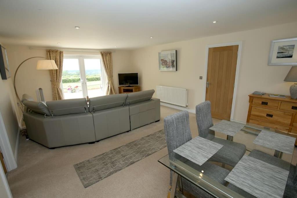 Lovely Two Bedroom Bungalow With Hot Tub Yeovil Exterior foto