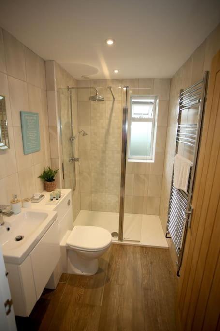 Lovely Two Bedroom Bungalow With Hot Tub Yeovil Exterior foto